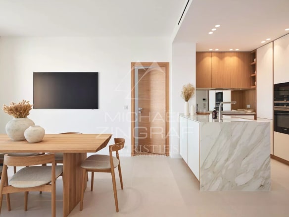 Intérieur d'un appartement moderne avec salle à manger et cuisine équipée à Cannes.