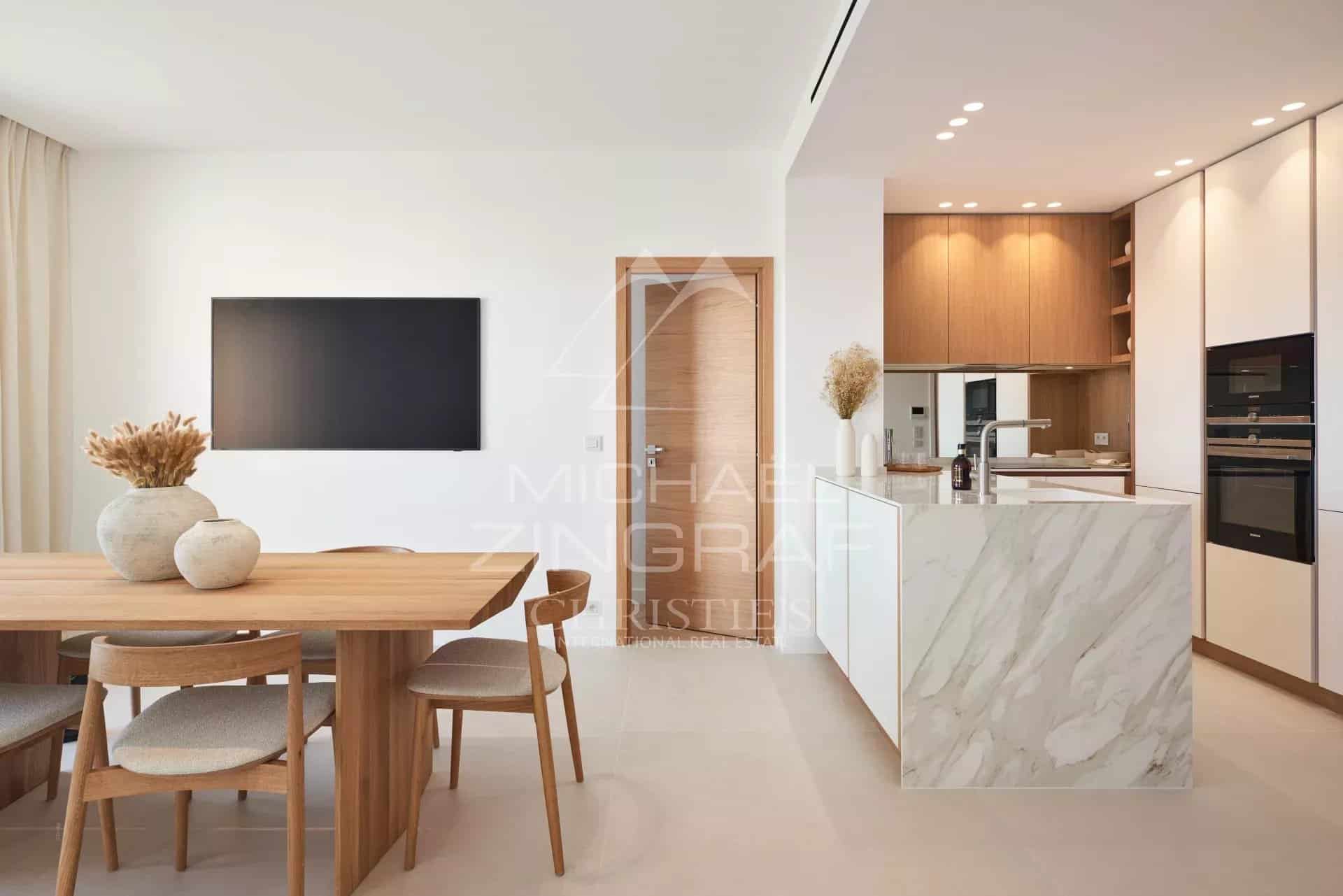 Intérieur d'un appartement moderne avec salle à manger et cuisine équipée à Cannes.