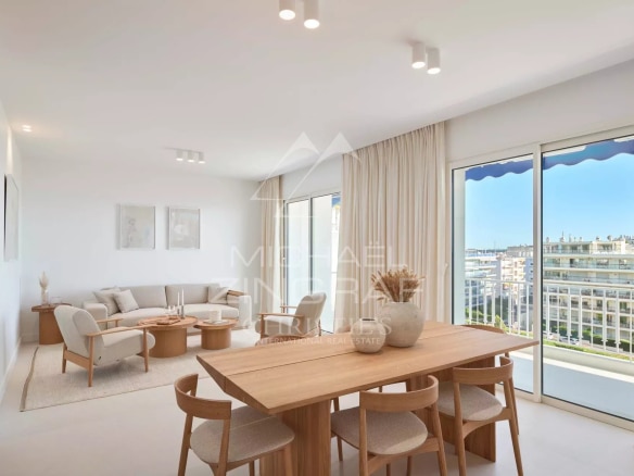 Intérieur d'un appartement moderne avec vue sur la mer à Cannes, mobilier contemporain et espace lumineux.
