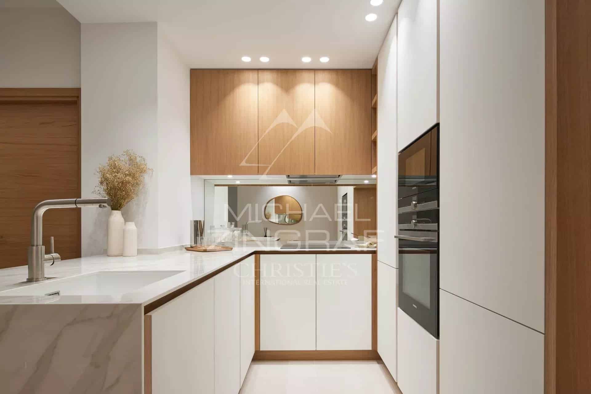Cuisine moderne et entièrement équipée dans un appartement de luxe à Cannes.