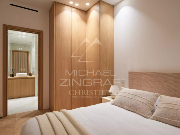 Chambre d'un appartement rénové à Cannes, avec lit et mobilier moderne.