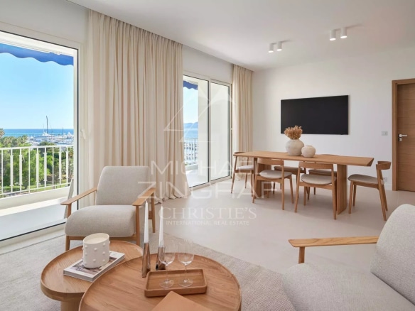 Intérieur d'un appartement moderne avec vue sur la mer à Cannes, mobilier contemporain et lumineux.