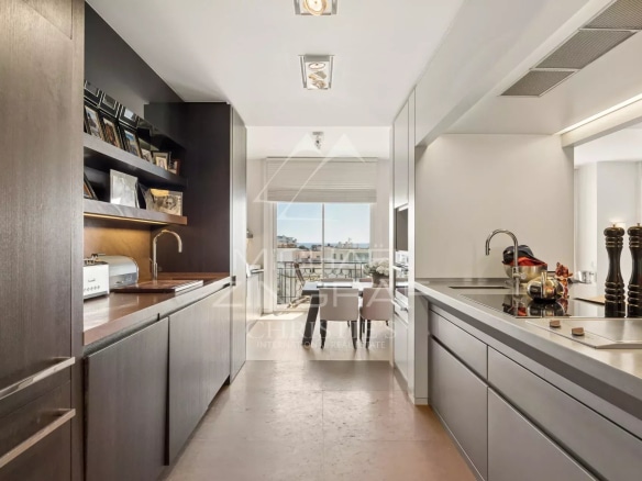 Modern American cuisine in a penthouse in Cannes, with sea views.