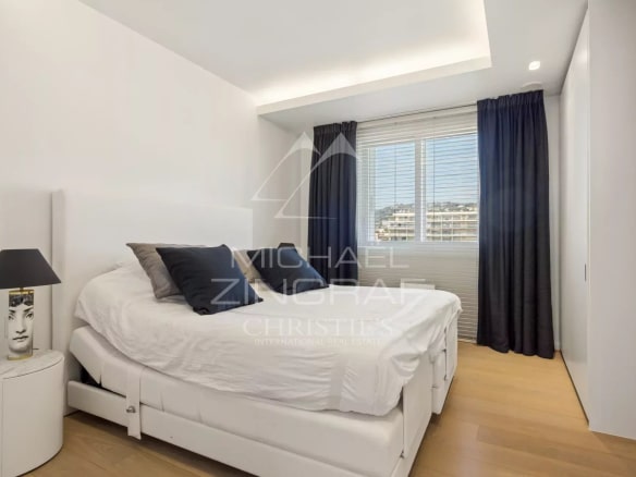 Penthouse room in Cannes with double bed and bright window.