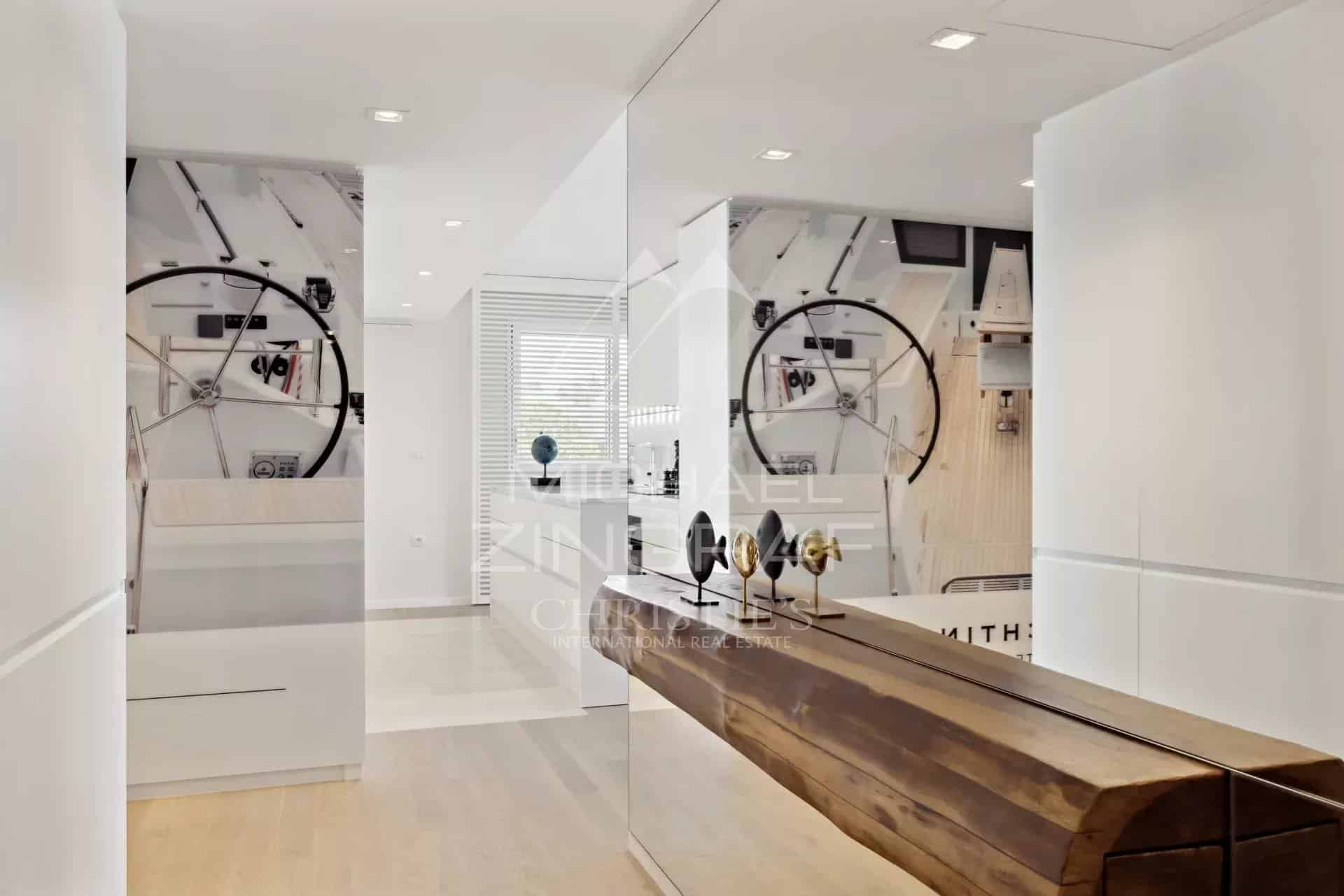 Intérieur d'un appartement à Cannes avec des éléments de design inspirés par le yachting.