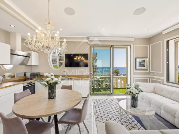 Appartement moderne avec vue sur la mer, salon lumineux et terrasse à Cannes, Pointe Croisette.