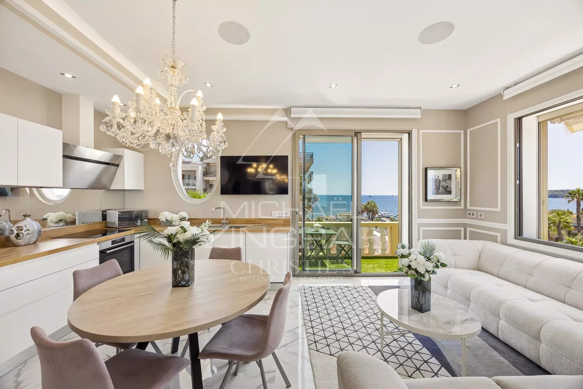 Appartement moderne avec vue sur la mer, salon lumineux et terrasse à Cannes, Pointe Croisette.