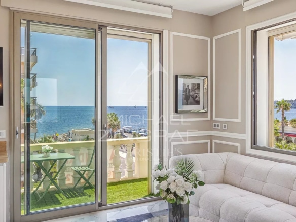 Vue depuis un appartement à Cannes avec terrasse et mer en arrière-plan.