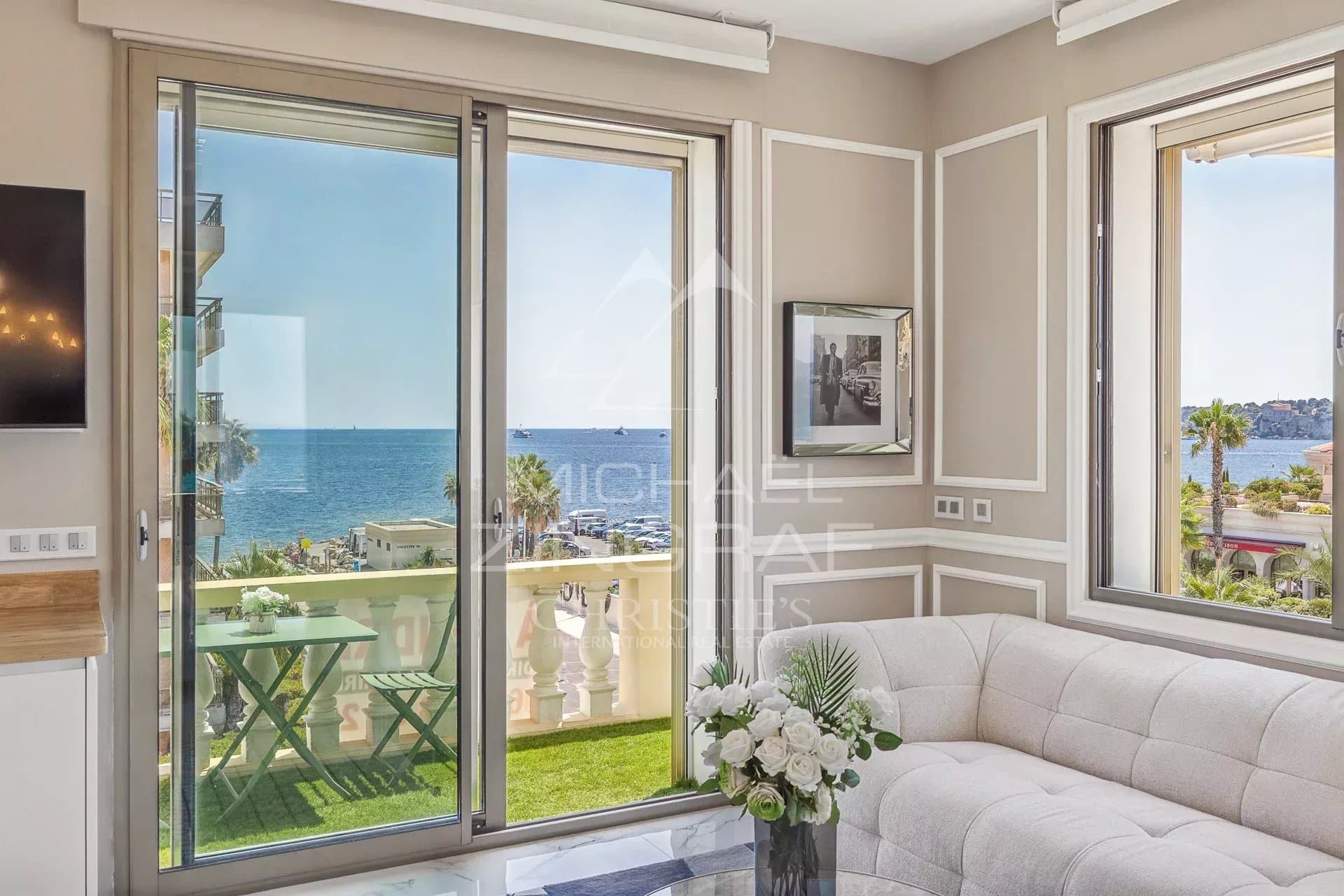 Vue depuis un appartement à Cannes avec terrasse et mer en arrière-plan.