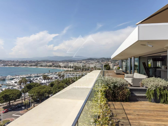 Penthouse with panoramic views of the sea and the port of Cannes from the Croisette.