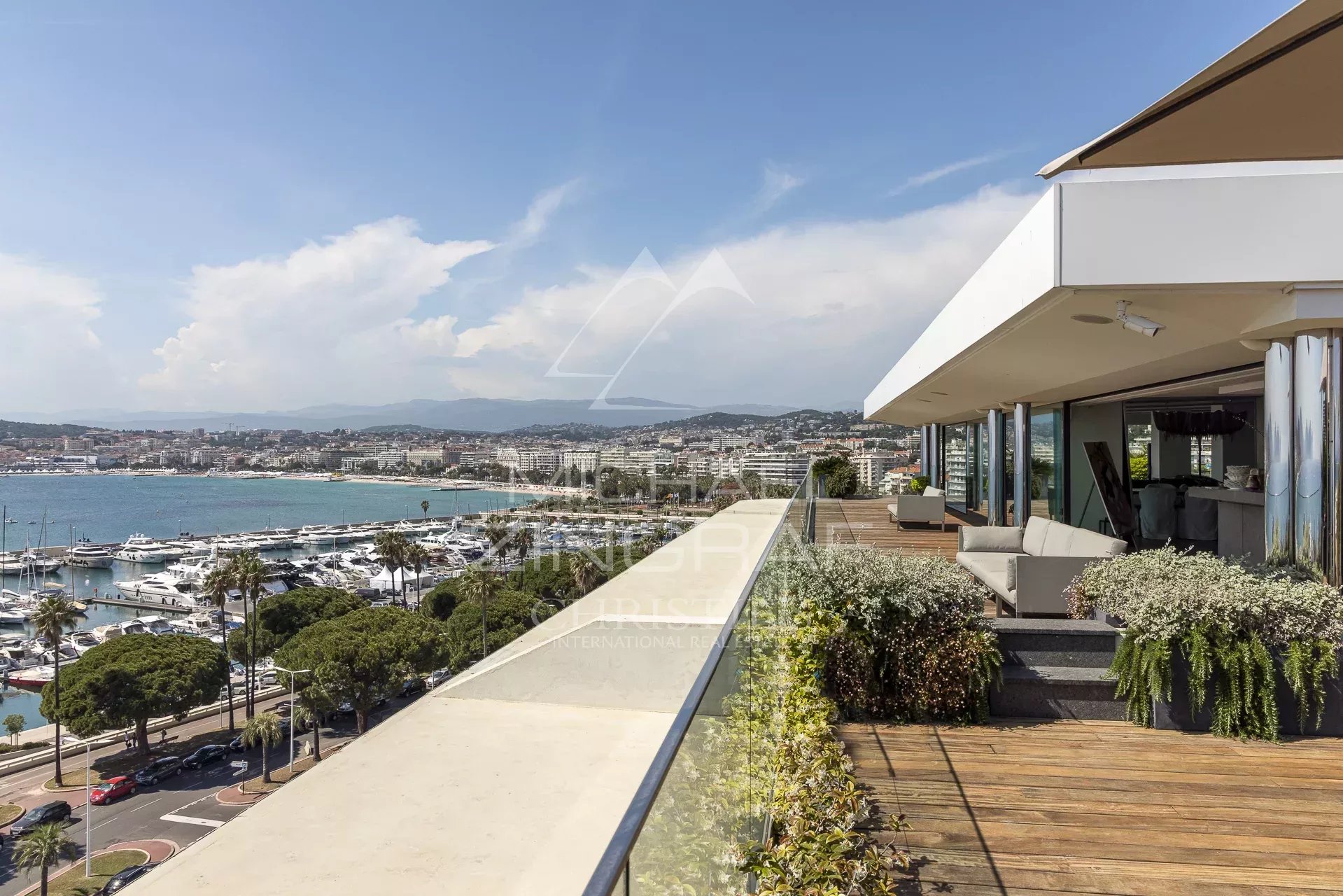 Penthouse with panoramic views of the sea and the port of Cannes from the Croisette.
