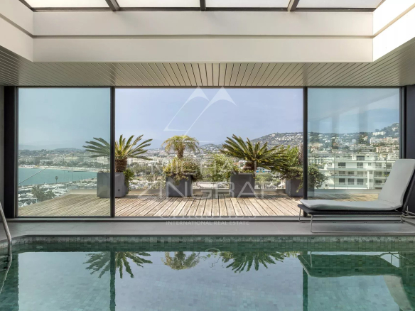 Penthouse with panoramic sea views in Cannes, indoor pool and terrace.