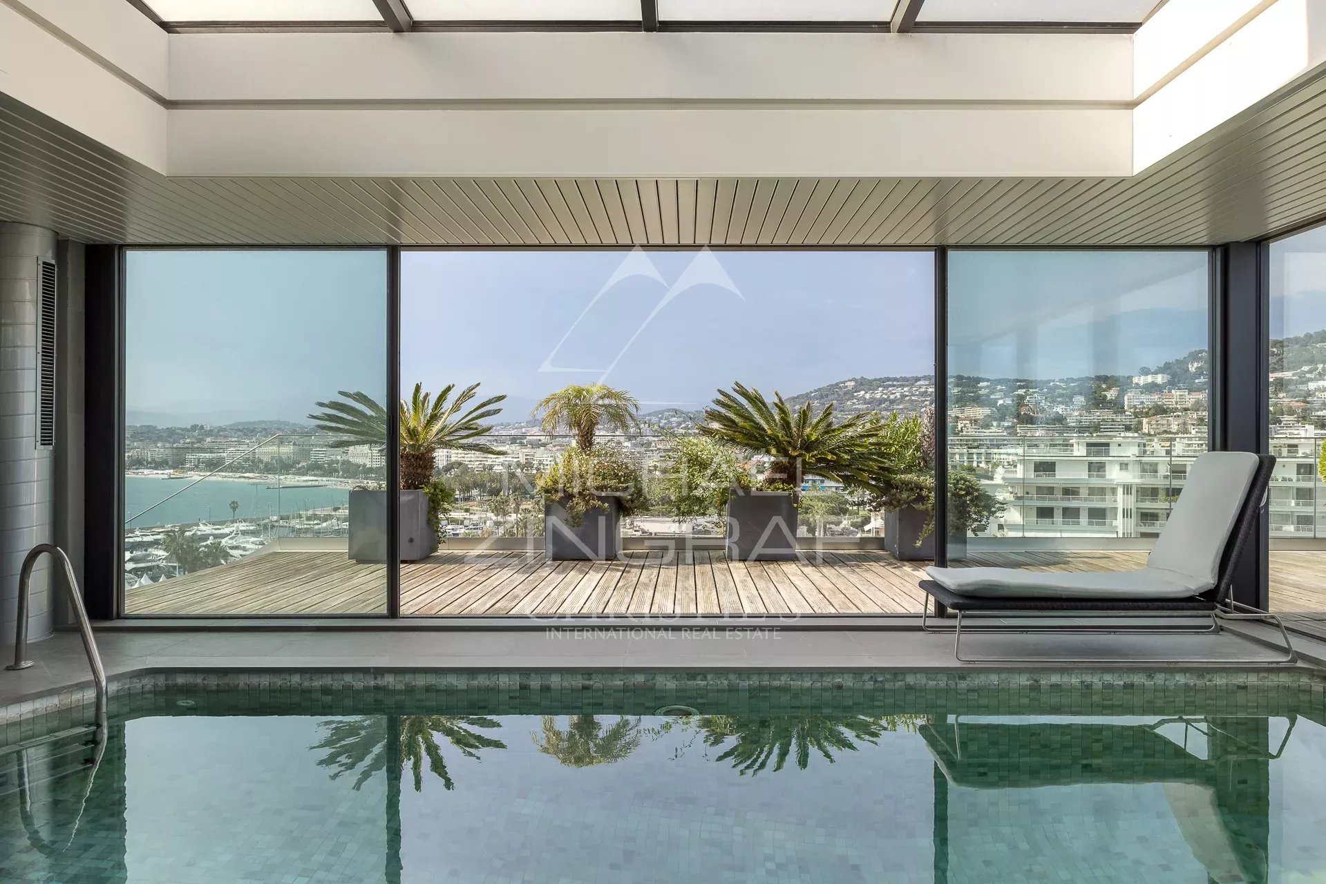 Penthouse with panoramic sea views in Cannes, indoor pool and terrace.