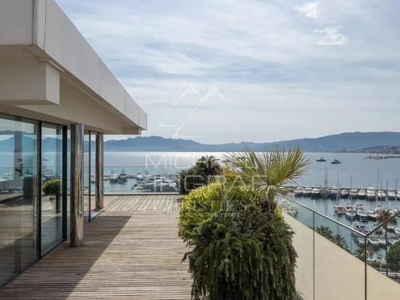 Penthouse with terrace and sea view in Cannes, near Palm Beach.