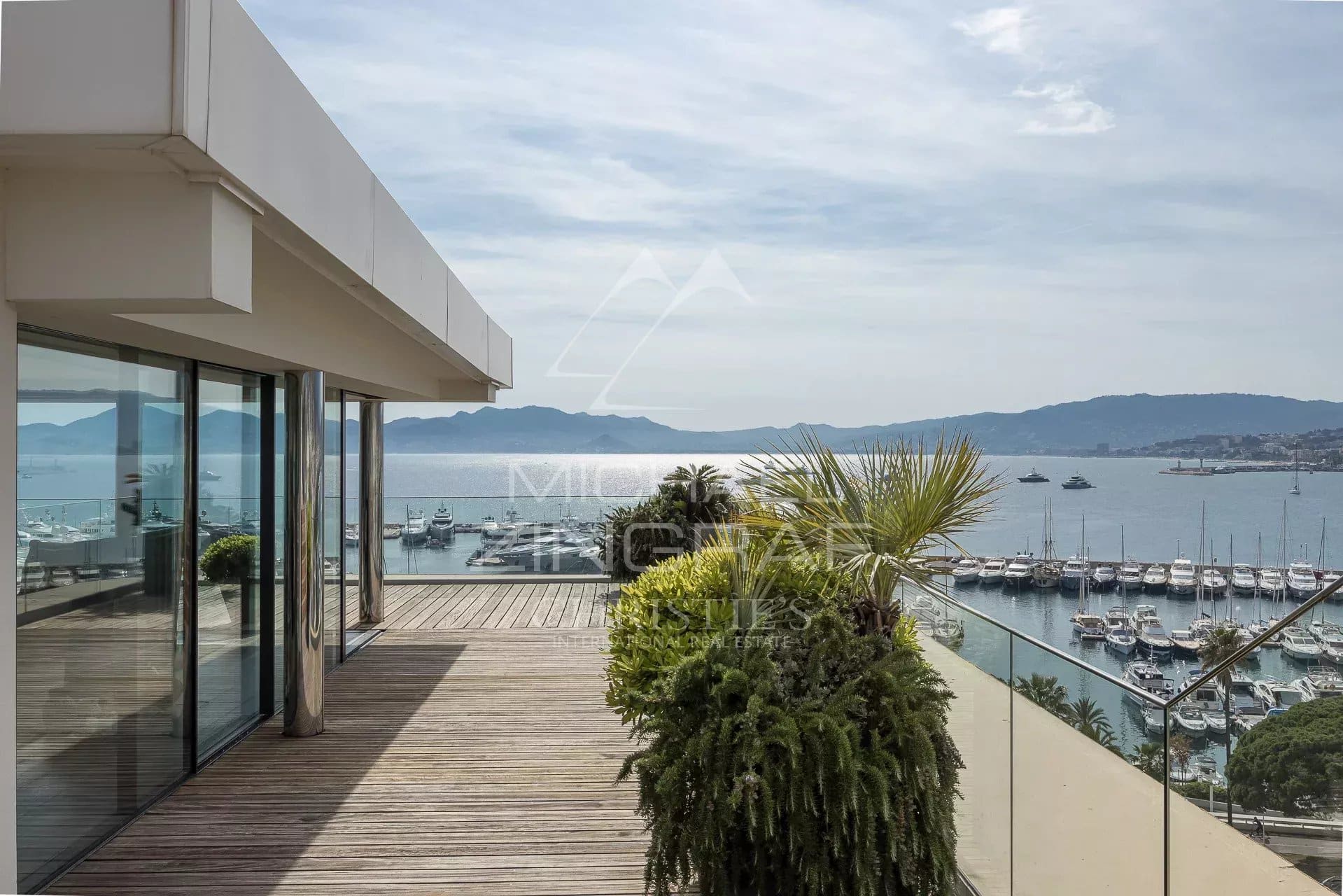 Penthouse with terrace and sea view in Cannes, near Palm Beach.