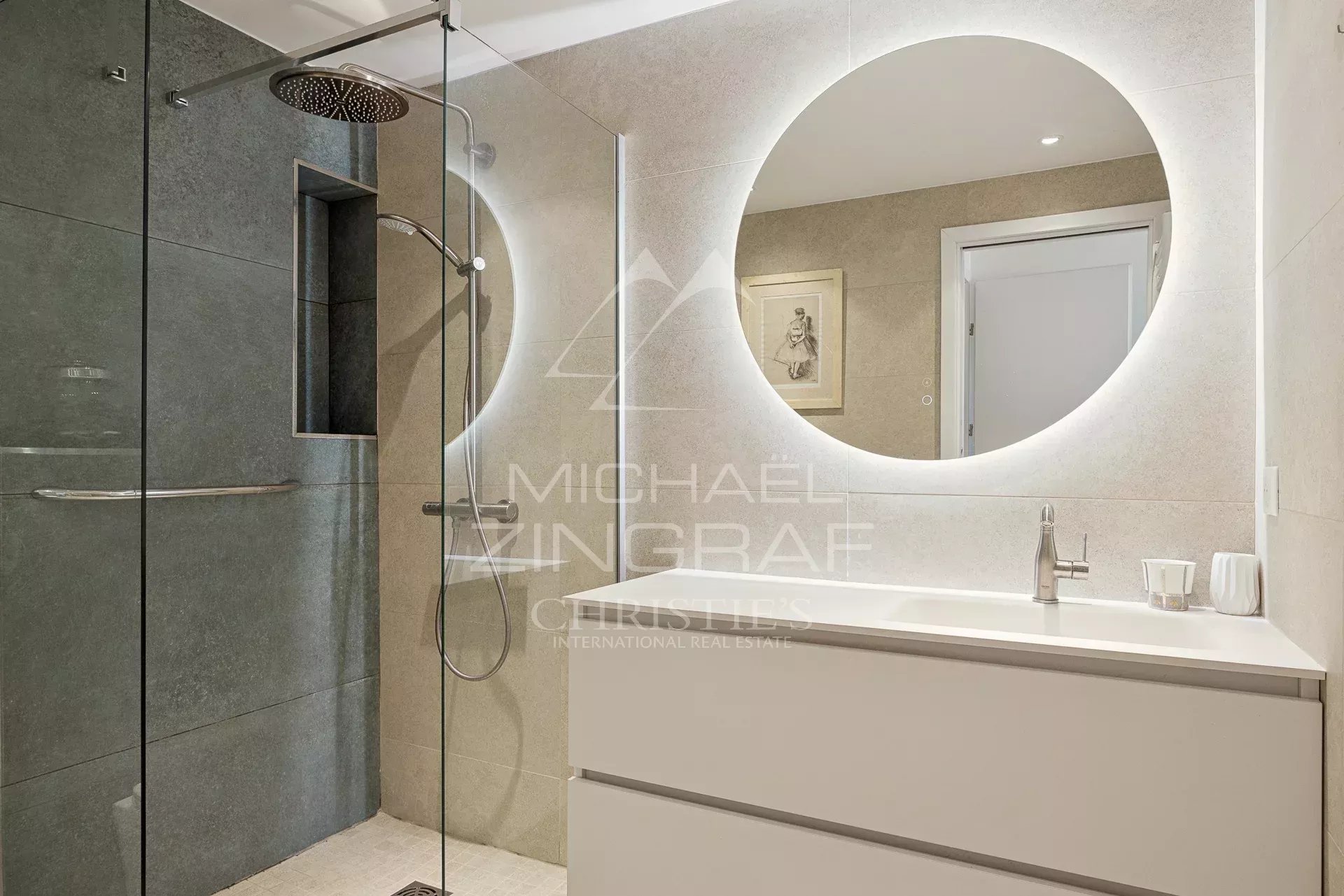 Salle de bain moderne avec douche à l'italienne et meuble vasque, éclairage doux.