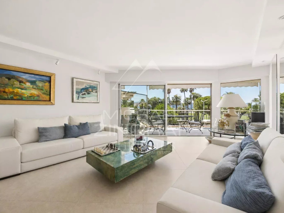 Intérieur d'un appartement moderne avec salon lumineux et vue sur la terrasse à Cannes.