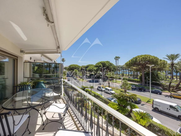 Terrasse d'un appartement à Cannes avec vue sur la Croisette et le Port Canto.