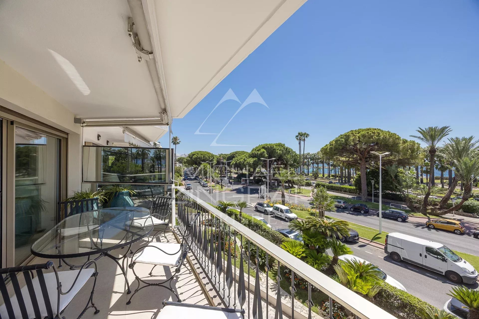 Terrasse d'un appartement à Cannes avec vue sur la Croisette et le Port Canto.