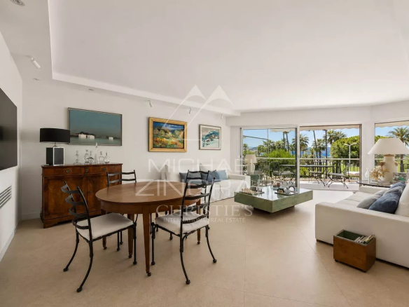 Intérieur d'un appartement élégant avec salle à manger et salon lumineux à Cannes.