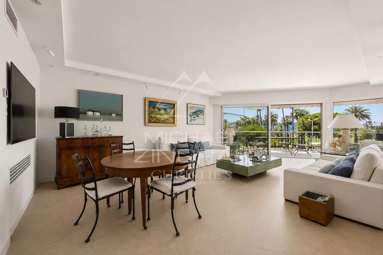 Intérieur d'un appartement élégant avec salle à manger et salon lumineux à Cannes.