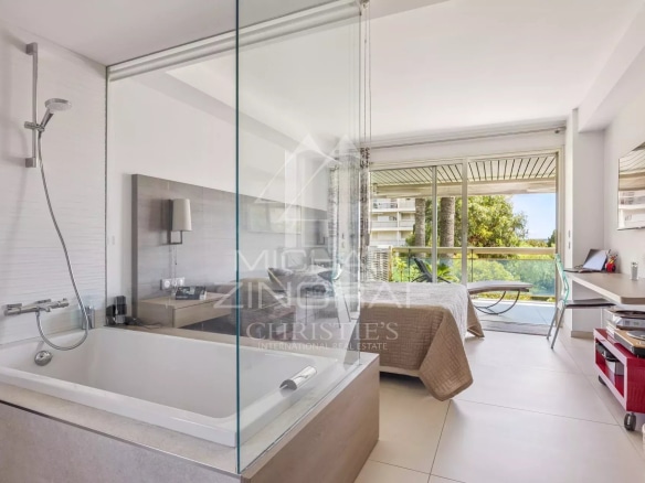 Modern apartment with bathtub, bedroom and balcony in Cannes Palm Beach