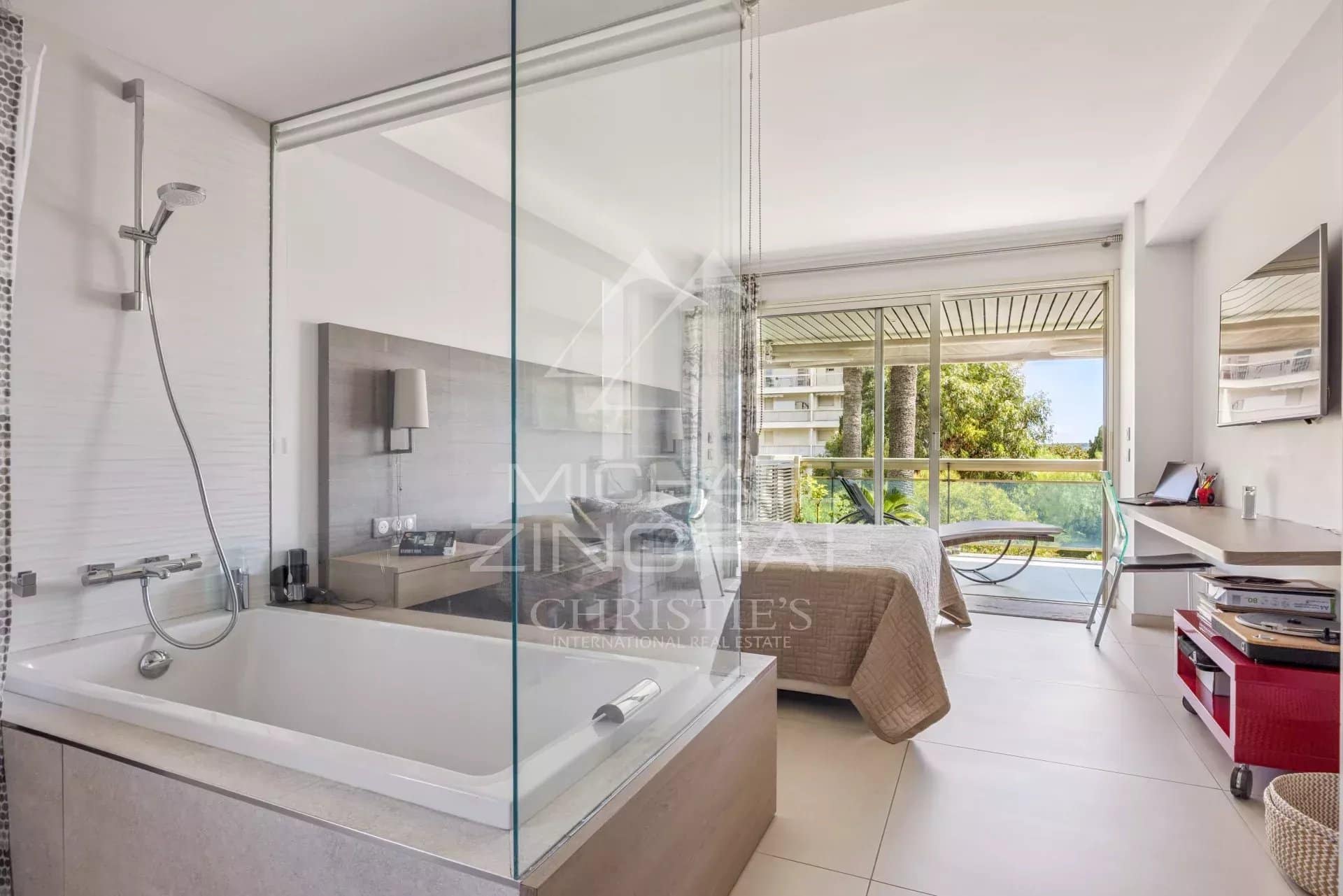 Modern apartment with bathtub, bedroom and balcony in Cannes Palm Beach