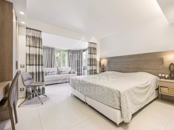 Room in a modern apartment with double bed and sitting area, Cannes Palm Beach.