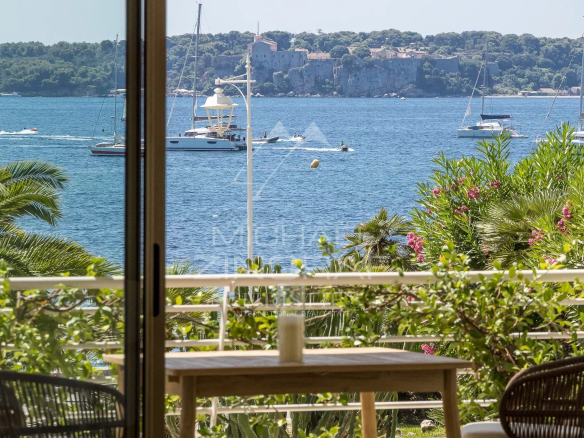 Vue panoramique sur la mer depuis un appartement à Palm Beach, Cannes, avec des bateaux au large.