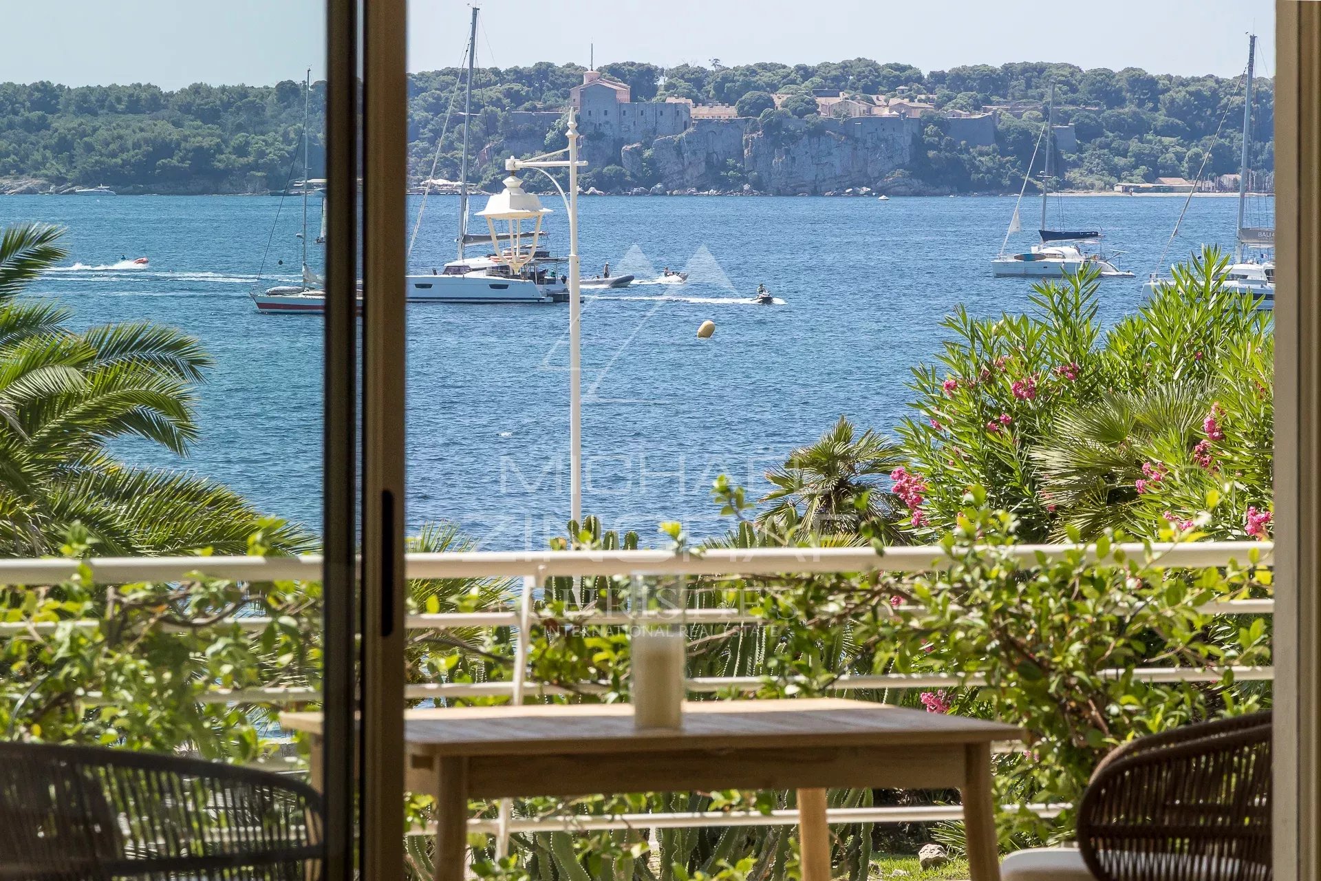 Vue mer depuis un appartement à Palm Beach Vue panoramique sur la mer depuis un appartement à Palm Beach, Cannes, avec des bateaux au large.