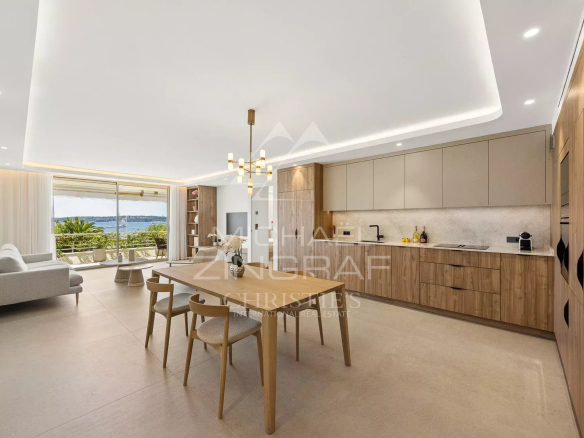 Intérieur d'un appartement moderne à Cannes, avec une cuisine ouverte et un espace de vie lumineux.