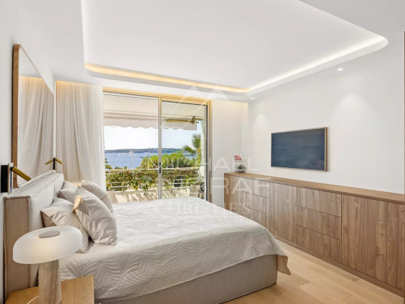 Chambre d'un appartement rénové avec vue sur la mer à Palm Beach, Cannes.