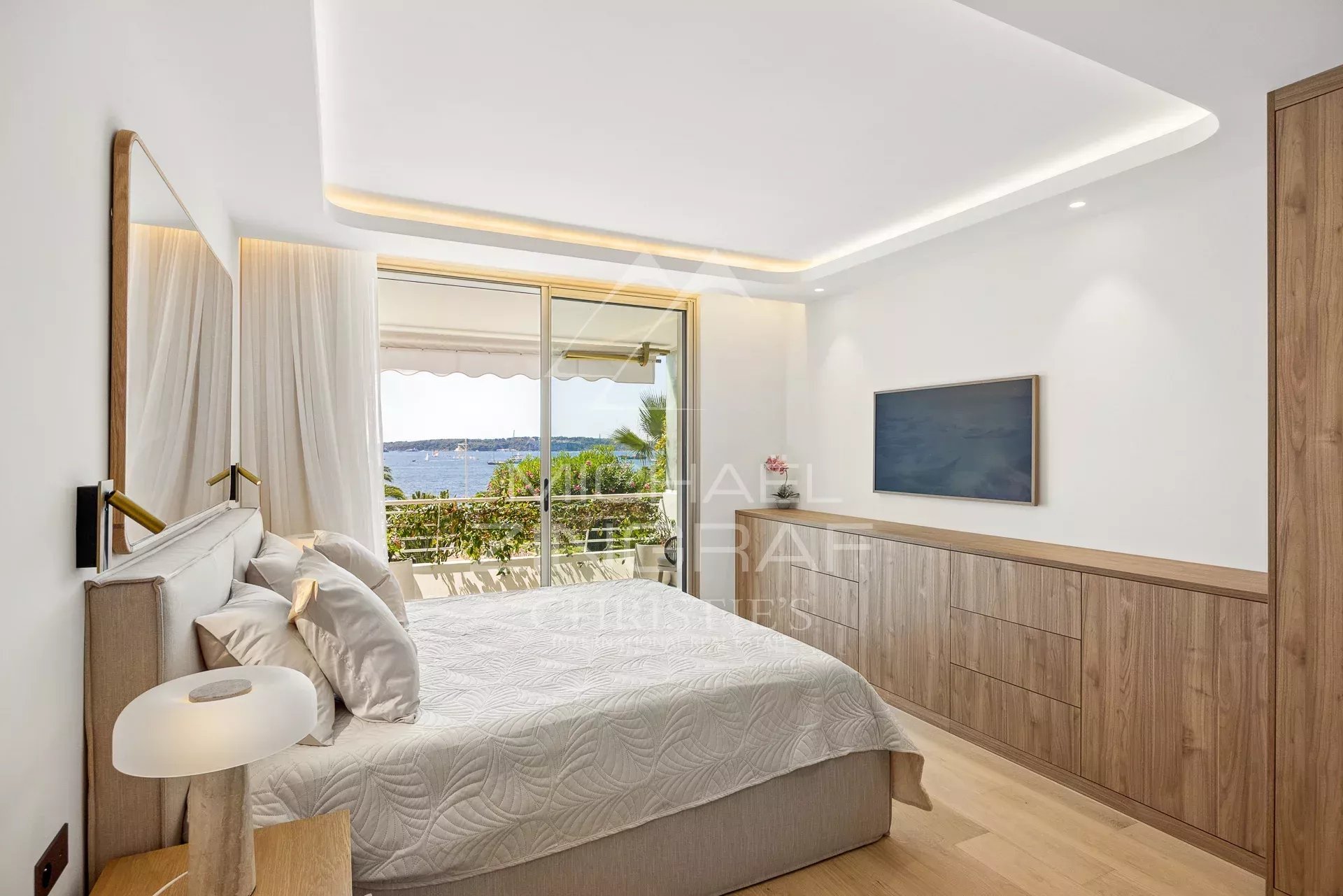 Chambre avec vue mer à Palm Beach Chambre d'un appartement rénové avec vue sur la mer à Palm Beach, Cannes.