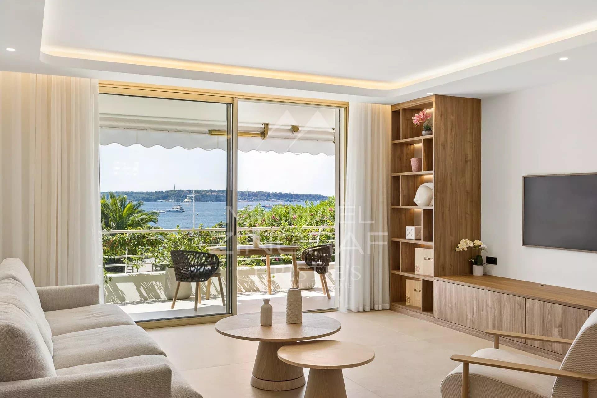 Appartement de luxe à Palm Beach, Cannes Intérieur d'un appartement moderne avec vue sur la mer à Cannes, salon lumineux et terrasse.