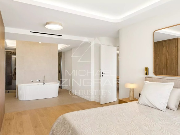 Chambre d'un appartement rénové avec salle de bain ouverte, à Palm Beach, Cannes.