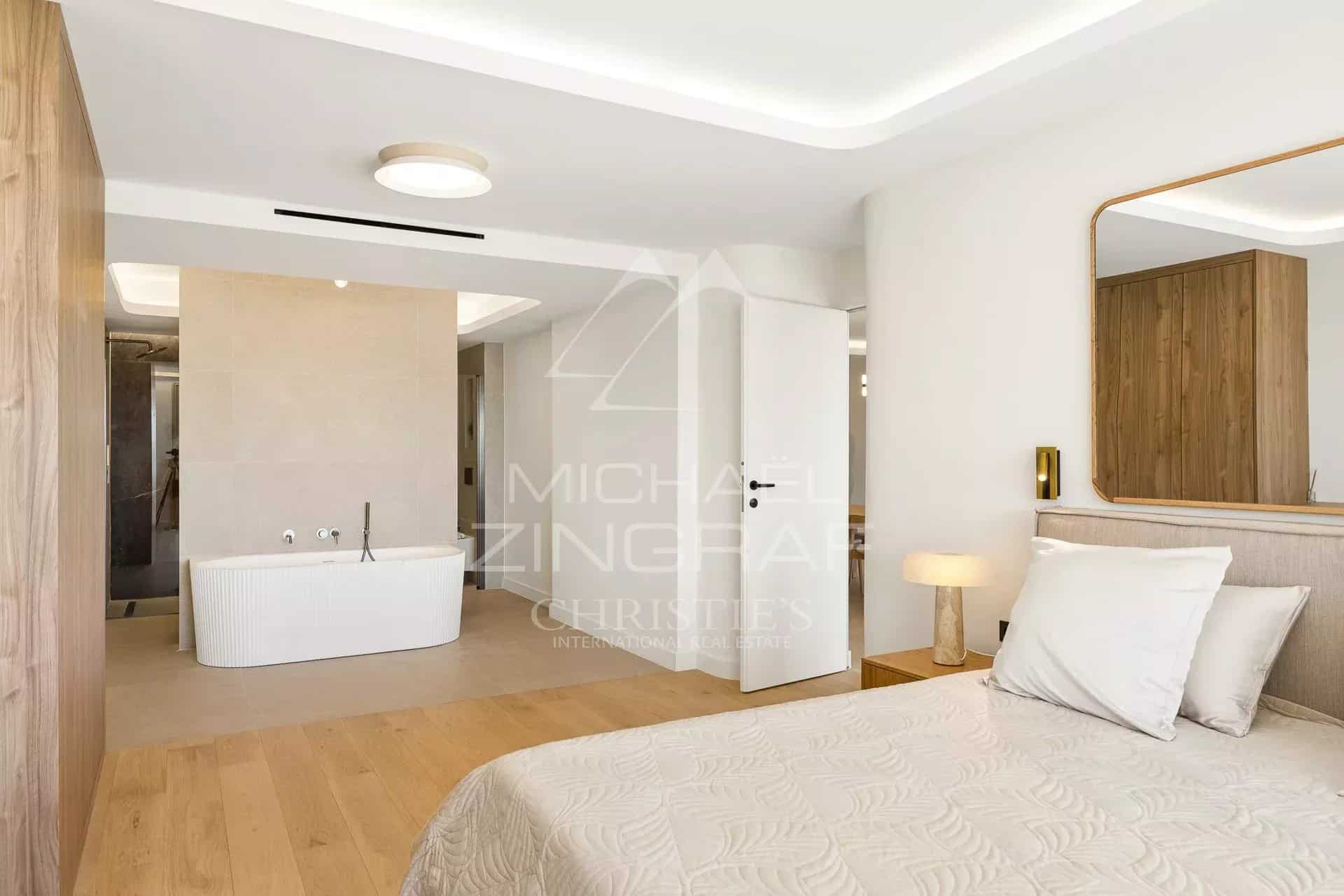 Chambre d’appartement à Palm Beach Chambre d'un appartement rénové avec salle de bain ouverte, à Palm Beach, Cannes.