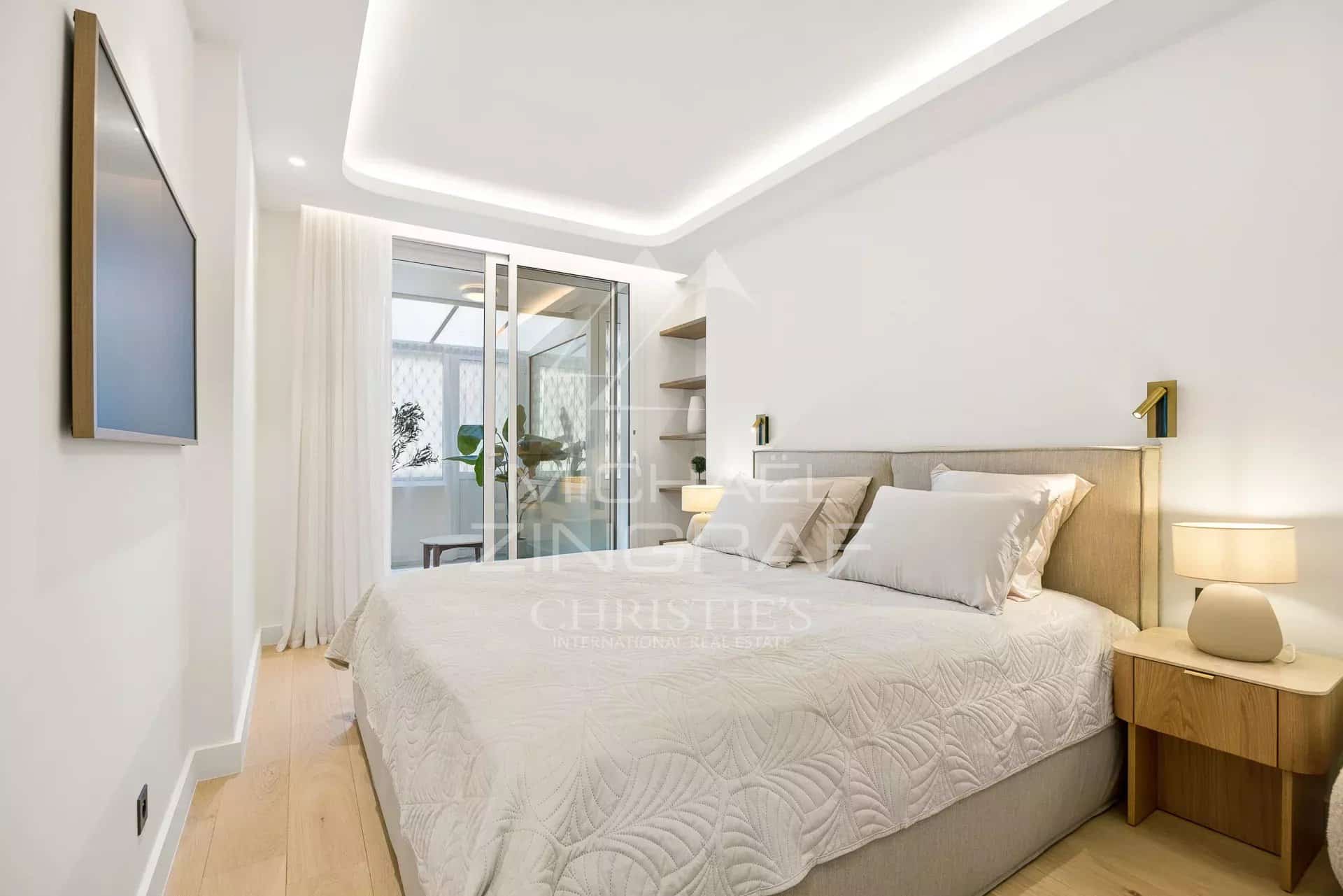 Chambre d’appartement à Cannes Chambre d'un appartement rénové avec lit double et décoration moderne à Cannes.
