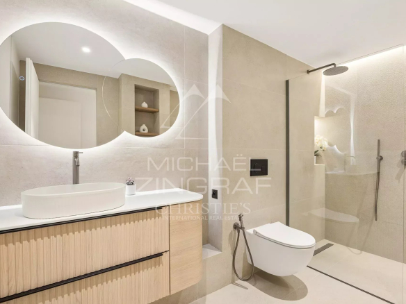 Salle de bain moderne avec douche, lavabo et toilettes dans un appartement rénové à Cannes.