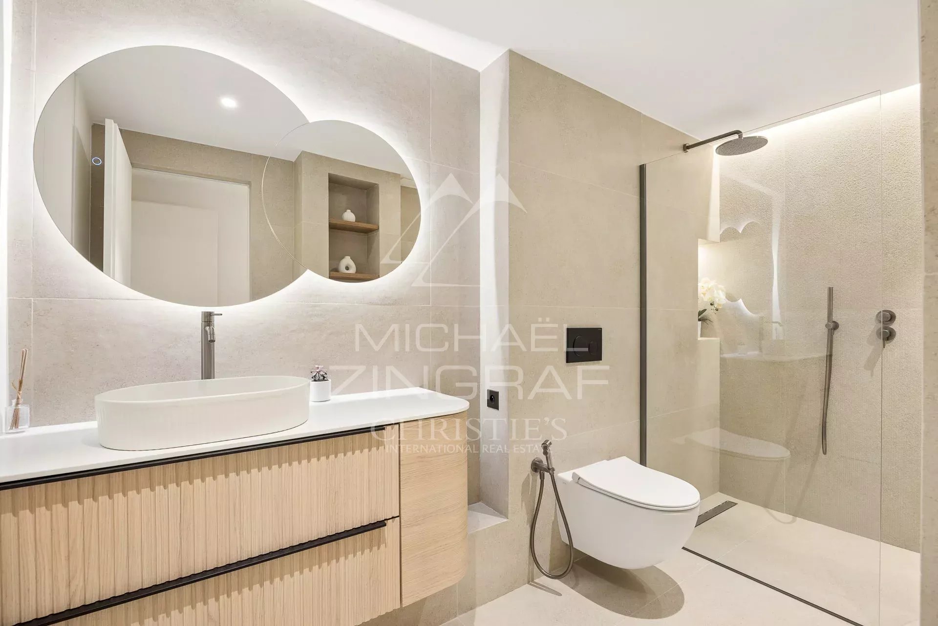 Salle de bain d’un appartement à Cannes Salle de bain moderne avec douche, lavabo et toilettes dans un appartement rénové à Cannes.