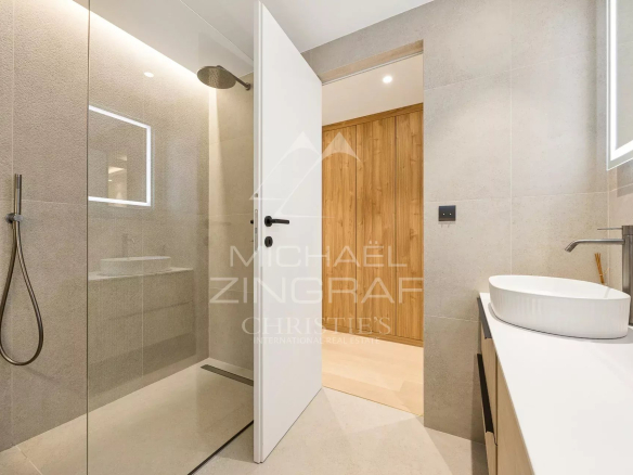 Salle de bain moderne avec douche à l'italienne et lavabo design