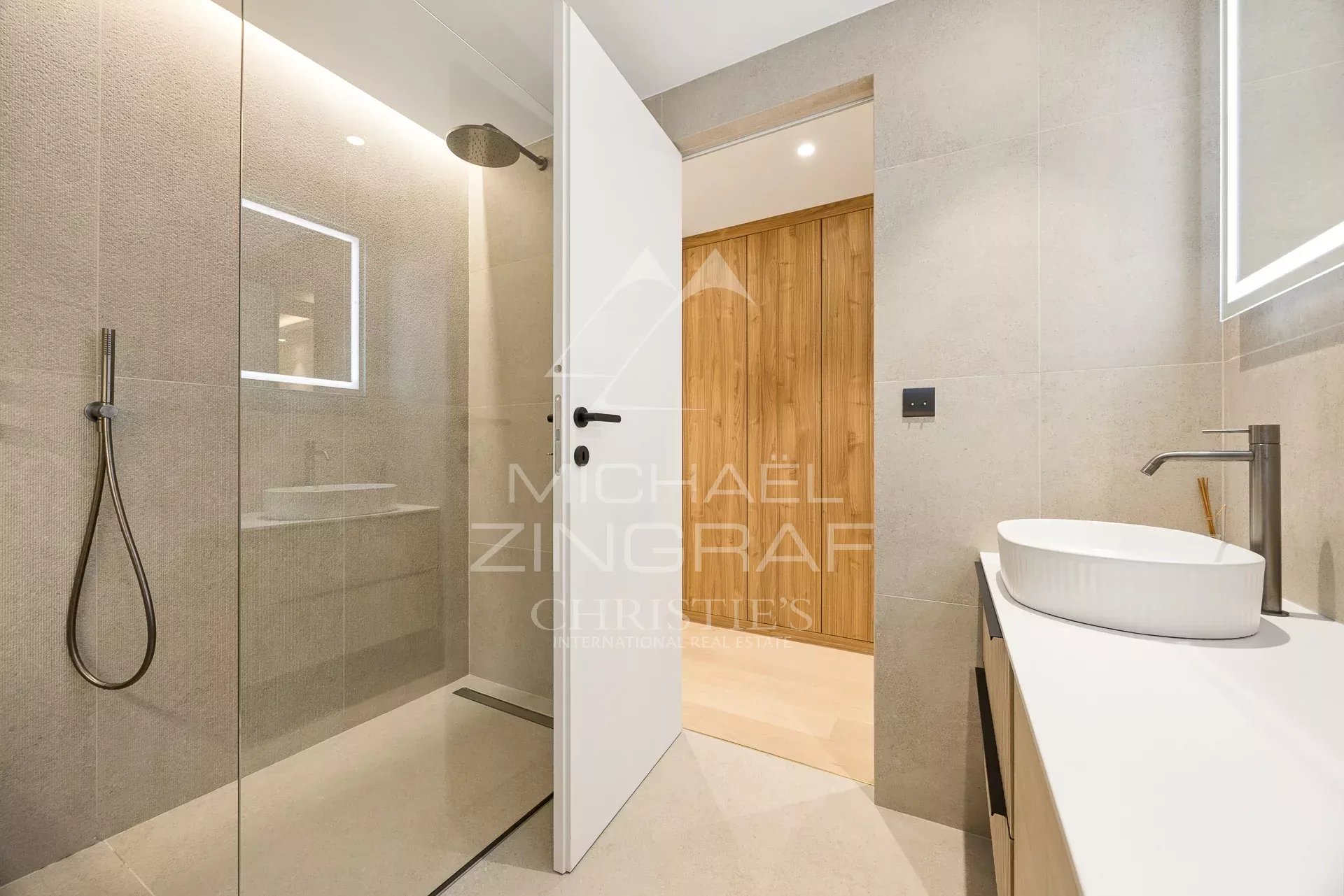 Salle de bain rénovée de l’appartement à Palm Beach Salle de bain moderne avec douche à l'italienne et lavabo design