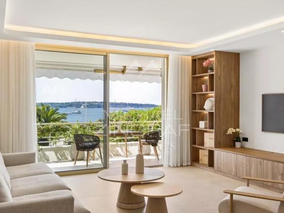 Salon lumineux d'un appartement à Palm Beach, vue sur la mer et terrasse
