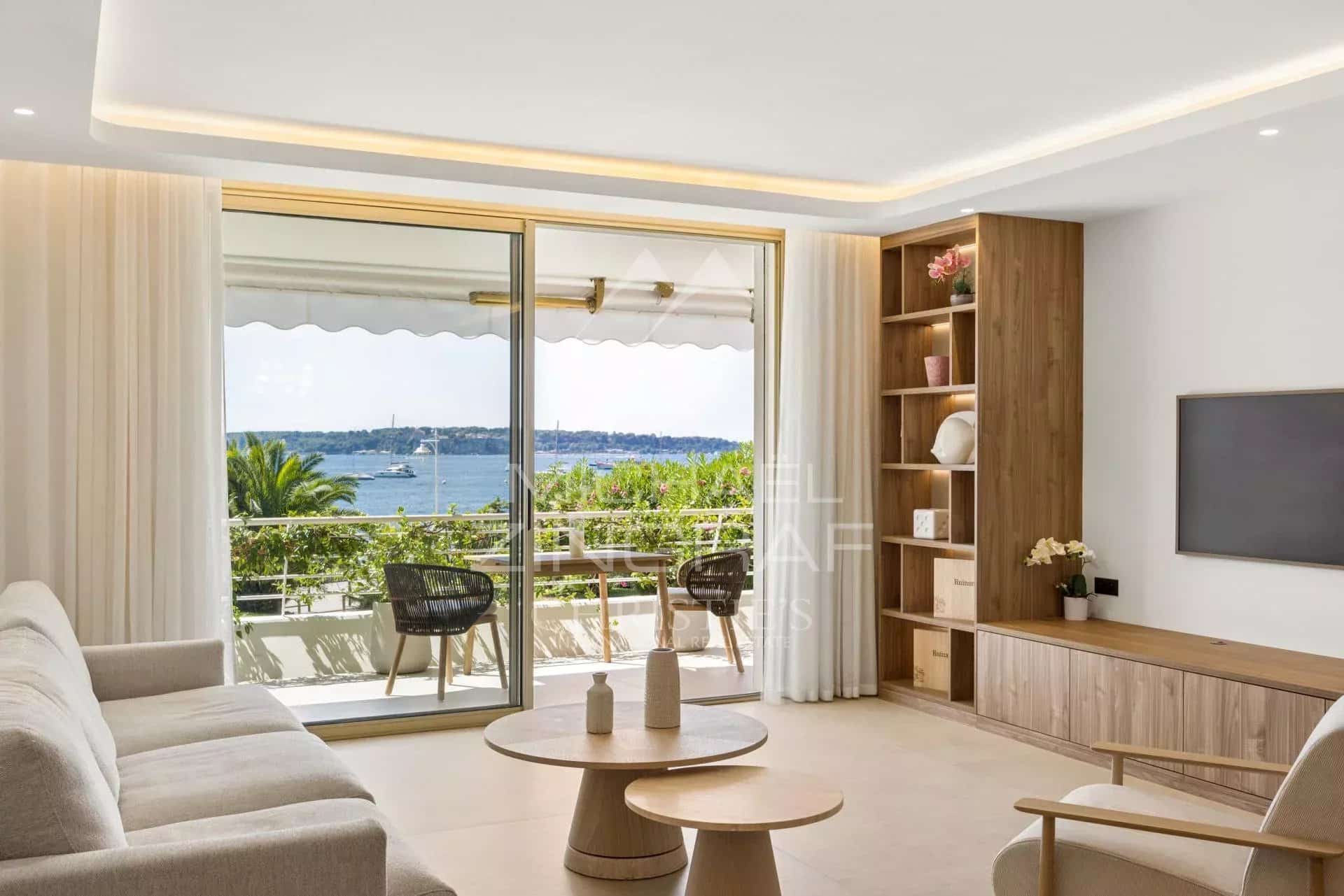 Appartement de luxe à Palm Beach Salon lumineux d'un appartement à Palm Beach, vue sur la mer et terrasse
