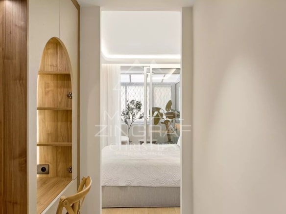 Intérieur d'un appartement moderne avec un hall d'entrée et une chambre lumineuse.