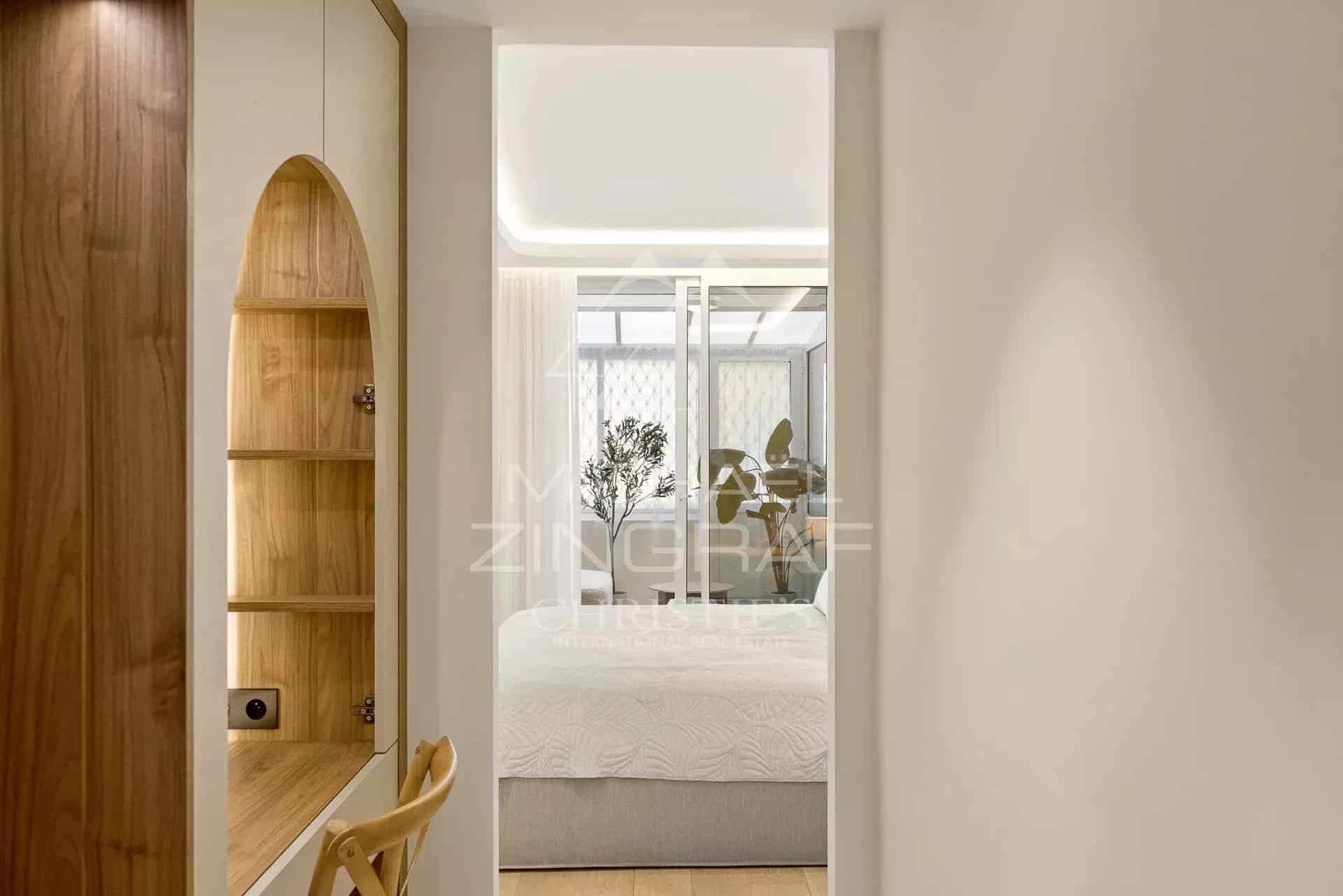 Intérieur d’un appartement à Palm Beach Intérieur d'un appartement moderne avec un hall d'entrée et une chambre lumineuse.