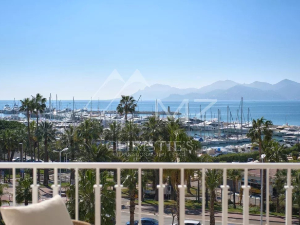 Vue sur la baie de Cannes depuis une terrasse d'appartement rénové.