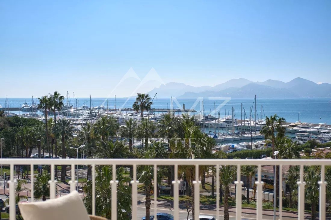 Appartement rénové avec vue sur la baie de Cannes Vue sur la baie de Cannes depuis une terrasse d'appartement rénové.