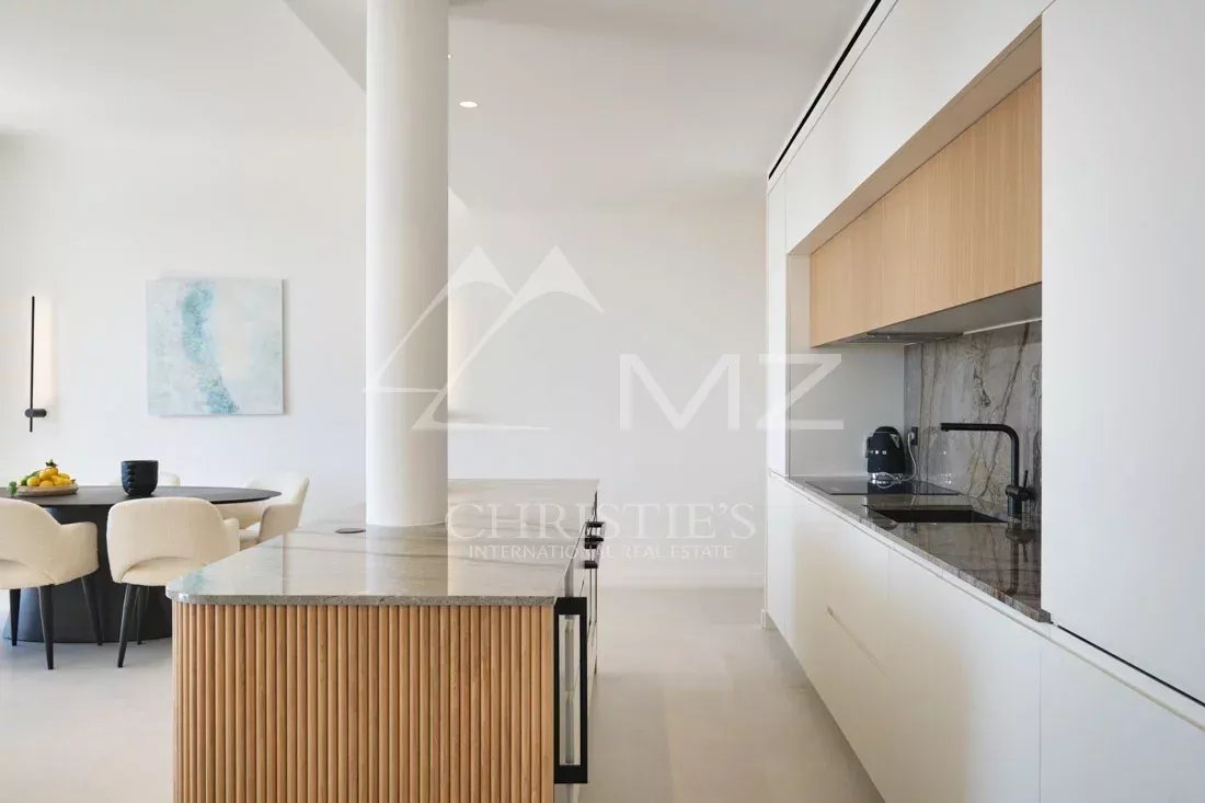 Appartement rénové à Cannes Cuisine moderne avec îlot arrondi et salon lumineux dans un appartement rénové à Cannes.