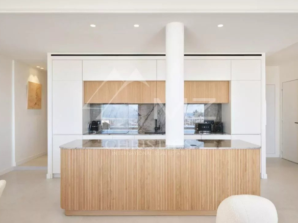 Cuisine moderne avec îlot arrondi dans un appartement rénové à Cannes.