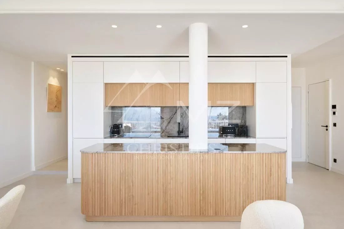 Cuisine d’un appartement rénové à Cannes Cuisine moderne avec îlot arrondi dans un appartement rénové à Cannes.